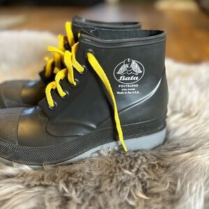 Bata polyblend steelshank short boots. Men's size 6 /women's 8